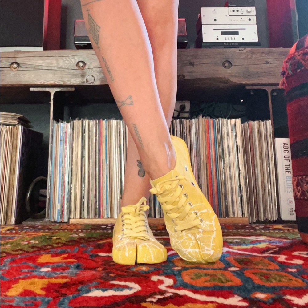 Maison Margiela 
Tabi split-toe painted Canvas sneakers - size eur 35 / US 5